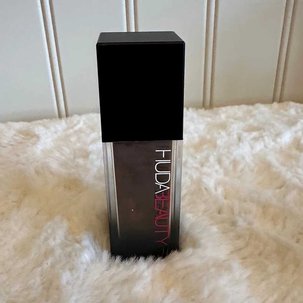 HUDA BEAUTY Faux Filter Luminous Matte Foundation. Color Lava Cake.